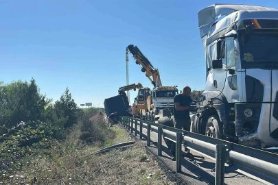 Mersin’de tır bariyerlere çarptı, konteyner devrildi
