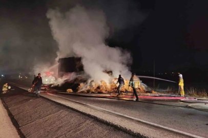 Seyir halindeki saman yüklü tır alev alev yandı
