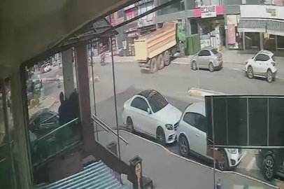 Pendik’te hafriyat kamyonunun eczaneye daldığı anlar kamerada
