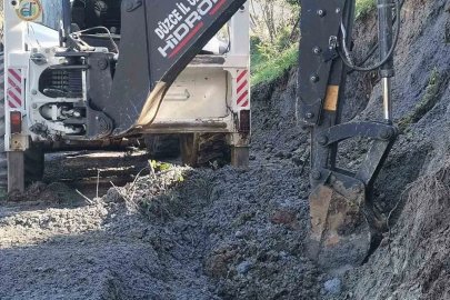 Kaynaşlı’da tıkanan su tahliye kanalları ve menfezler temizlendi
