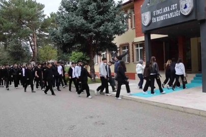 Öğrenciler kahraman havacılarla buluştu, savaşan şahinler Karadeniz’e havalandı
