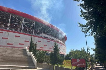 Antalya Stadyumu’nda işletmenin bacasından çıkan yoğun duman itfaiyeyi alarma geçirdi
