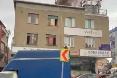 Küçükçekmece’de iki katlı binanın çatısı alevlere teslim oldu
