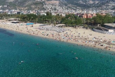 Alanya’da yazdan kalma gün: Ekim ayı sonunda deniz keyfi yaşanıyor
