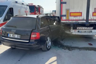 Kütahya’da otomobil tırın dorsesine saplandı: 1 yaralı
