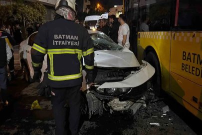 Batman’da otomobil belediye otobüsüne çarptı: 2 yaralı
