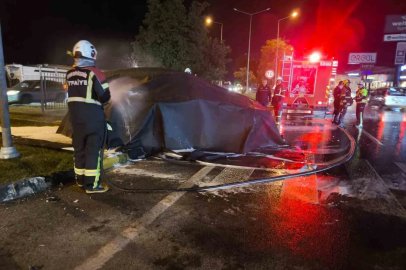 Tırın çarptığı elektrik otomobil alev aldı
