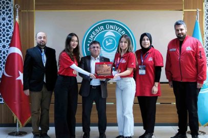 TEKNOFEST’te üçüncülük ödülü getiren projeye Rektör Oğurlu’dan tebrik
