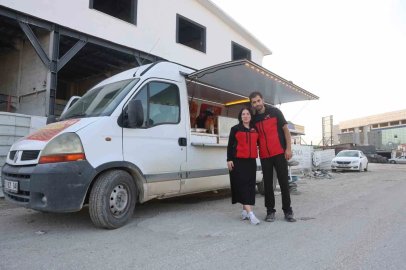 Depremzede çiftin ata mirası ağızları tatlandıran lezzetleri mobil tatlıcıyla kentin dört bir yanına ulaşıyor
