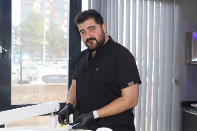 Fotoğraf çektirmek isteyenler hastası oluyor, Sivas’ta bir diş hekimi Eypio’ya benzerliği ile dikkat çekiyor
