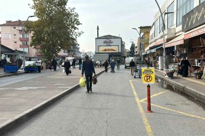 Dövüş antrenörü olduğunu söyleyen kadının yumruklu saldırısı kamerada
