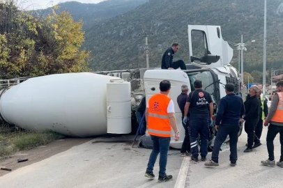 Freni boşalan beton mikseri otomobile çarpıp devrildi: 3 kişinin yaralandığı kaza kamerada

