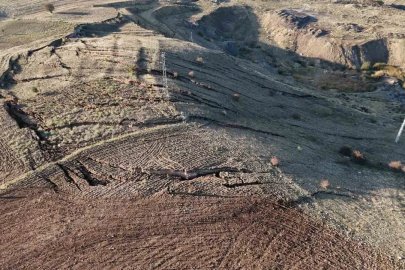 Yozgat’ta korkutan görüntü: Tarlada derin yarıklar ve çökmeler oluştu
