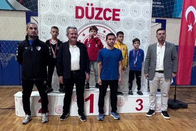 Düzce’de karate şampiyonasında 185 sporcu tatamiye çıktı
