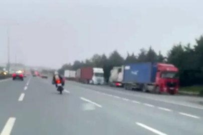 Motosikletlinin tehlikeli yolculuğu kameraya yansıdı
