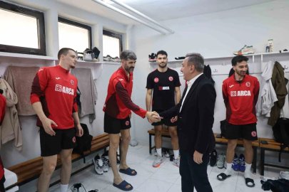 Başkan Dere’den maç öncesi Sungurlu Belediyespor ile Galatasaray Madeş Mobilya takımlarına ziyaret
