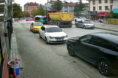 Hafriyat yüklü kamyon ile minibüs çarpıştı: 10 yaralı
