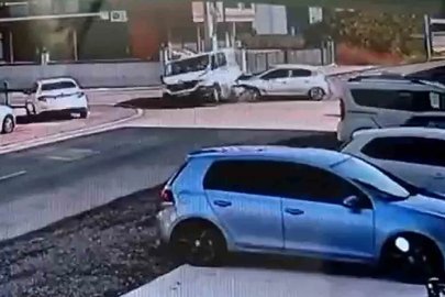 Otomobilin çarptığı minibüs park halindeki aracın üzerine çıktı: Kazanın görüntüleri ortaya çıktı
