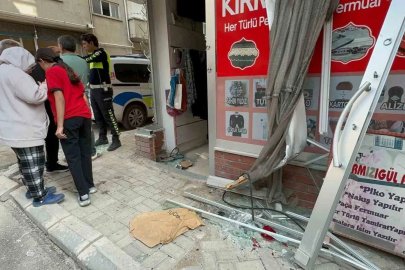 Yolcu minibüsü ile çarpışan ticari taksi terzi dükkanına girdi
