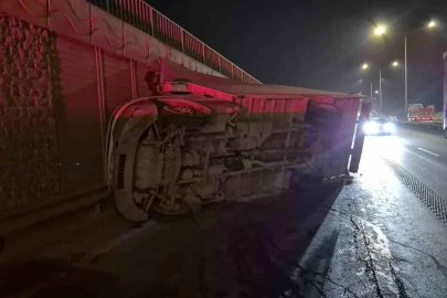 Kontrolden çıkan marul yüklü kamyonet yan yattı
