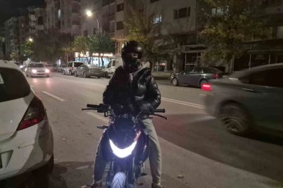 Kadın sürücü trafikte tartıştığı motosikletlinin üzerine yürüdü
