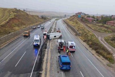 Kırıkkale’de işçi servisi devrildi: 1’i ağır 15 yaralı
