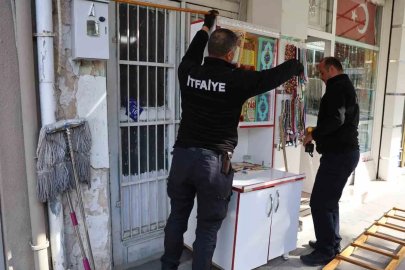Kepenkte sıkışan kedi kurtarıldı
