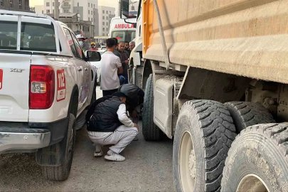 Motosiklet sürücüsünün öldüğü kazayı görmek isteyen meraklı vatandaşlar birbiriyle yarıştı
