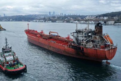 Karadeniz’de dron saldırısına uğrayan tankerin geçişi nedeniyle İstanbul Boğazı trafiğe kapandı
