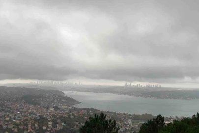 İstanbul Boğazı’nın üzerini yağmur bulutları kapladı
