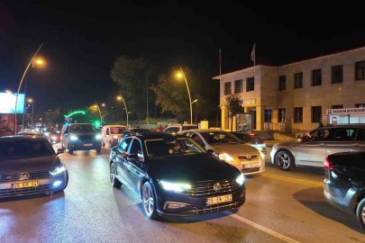Galatasaray’ın derbi galibiyeti, Erzurum Cumhuriyet Caddesi’nde kutlandı
