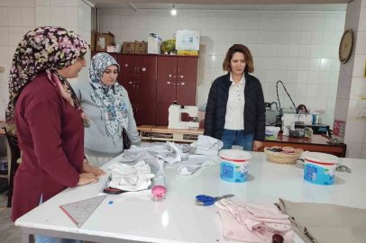 Müdür Sinan, kadın terziliği kursiyerlerinin çalışmalarını inceledi
