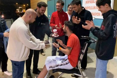 Kaza geçirdi, hastanede doğum günü pastası kesti

