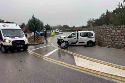 Çanakkale’de hafif ticari araç takla attı, sürücü yaralandı
