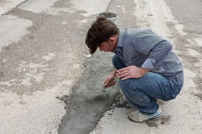 Çukurlu yolu vatandaşlar beton dökerek düzeltmeye çalıştı
