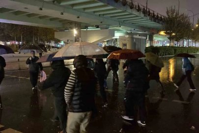 İstanbul’da sabahın erken saatlerinde sağanak yağış etkisini gösterdi
