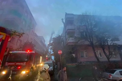Küçükçekmece’de iş yerinin çatısı alevlere teslim oldu

