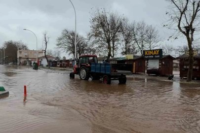 Karacabey’de yollar göle döndü, denize çıkamayanlar evlerinin önünden balık tuttu
