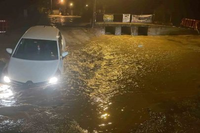 Muğla’da yağış nedeniyle yol çöktü, çukura düşen araç yolda mahsur kaldı
