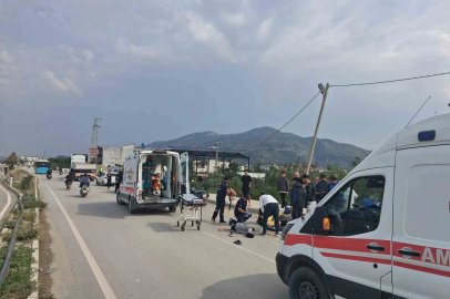 16 yaşındaki sürücünün kullandığı motosiklet tıra çarptı: 1 ölü, 2 yaralı
