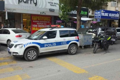 Kız arkadaşını kafasından vurdu
