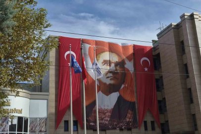 29 Ekim öncesi binalar dev Türk bayraklarıyla donatıldı
