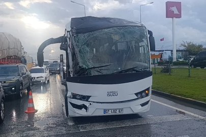 Antalya’da otel servisinin karıştığı zincirleme kazada 4 personel yaralandı
