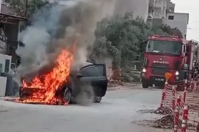 Park halindeki otomobil alev alev yandı
