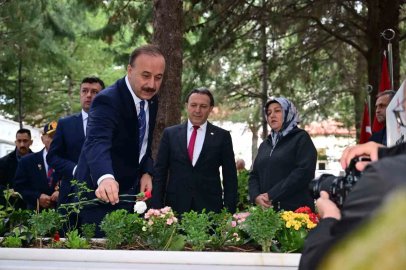 Isparta’da 29 Ekim Cumhuriyet Bayramı kutlamaları çelenk töreniyle başladı
