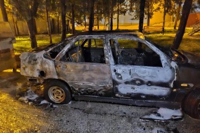 Alevlere teslim olan otomobil yanarak kullanılmaz hale geldi
