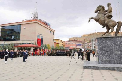 Bayburt’ta Cumhuriyet Bayramı kutlamaları çelenk sunumuyla başladı
