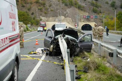 Gümüşhane’de otomobil bariyerlere saplandı: 1 ölü, 1’i ağır 4 yaralı
