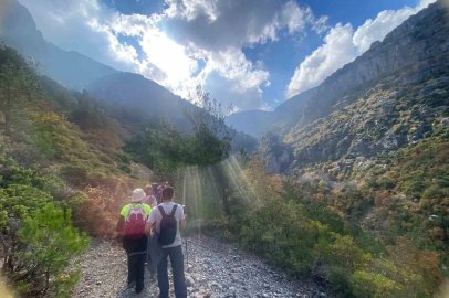 TURBELDAK üyeleri, Spil Dağı’nın tarihi patikalarında yürüdü
