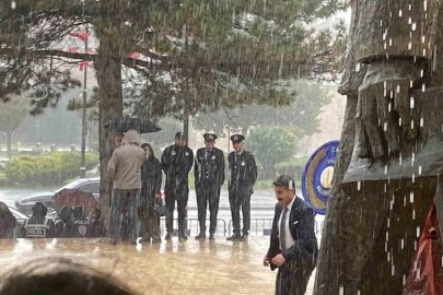 Cumhuriyetin 103. yılında yağmur altında çelenk sunuldu
